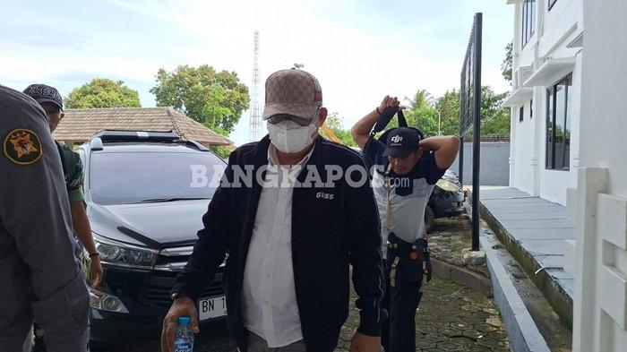 TERSANGKA KASUS KORUPSI - Eks Wakil Ketua DPRD Bangka Belitung Dedy Yulianto (mengenakan masker) dikawal ketat saat tiba di Gedung Pidana Khusus Kejaksaan Tinggi Bangka Belitung, Kamis (13/11/2025) siang. Dedy Yulianto adalah tersangka kasus korupsi tunjangan transportasi pimpinan DPRD Babel 2017-2021.