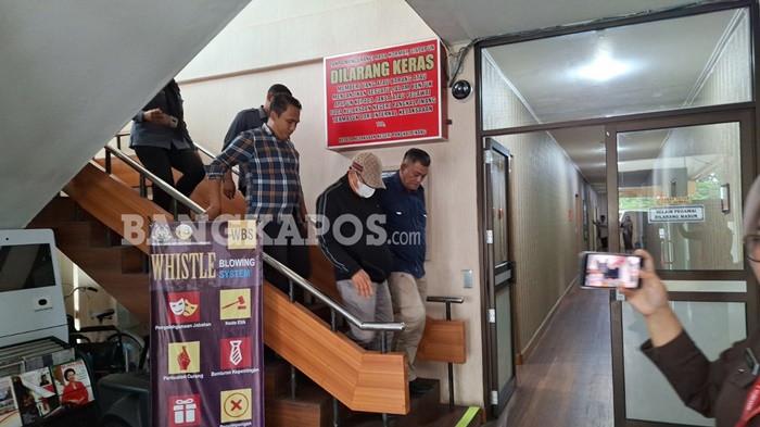 KORUPSI -- Tersangka Dedy Yulianto, saat keluar dari gedung Kejari Pangkalpinang dan menuju ke Lapas Kelas IIA Pangkalpinang, Kamis (13/11/2025).