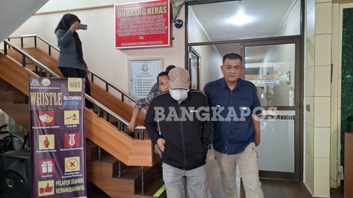 KORUPSI -- Tersangka Dedy Yulianto, saat keluar dari gedung Kejari Pangkalpinang dan menuju ke Lapas Kelas IIA Pangkalpinang, Kamis (13/11/2025).