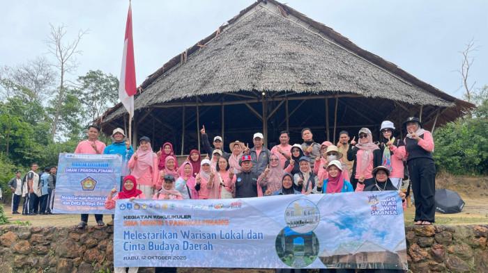 Kegiatan Kokurikuler SMAN 1 Pangkalpinang bertema “Lestarikan Warisan Sejarah & Cintai Budaya Lokal” yang dilaksanakan, Rabu (12/11/2025) dengan tujuan utama ke Belinyu. Sebanyak 418 siswa kelas X bersama 50 orang pendidik, tenaga kependidikan dan karyawan sekolah mengikuti kegiatan ini dengan penuh antusias. Mereka menapaki jejak sejarah di Belinyu melalui kunjungan ke empat lokasi bersejarah, yakni Gebong Mamaruk di Air Abik, Benteng Kuto Panji, Masjid Apung Tanjung Putat, dan Klenteng Kwan Ti Miau.