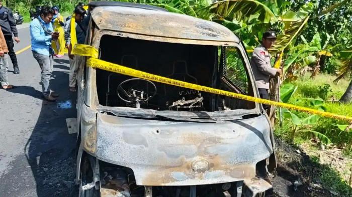 TERBAKAR - Minibus logistik Daihatsu Granmax milik PT SSI yang membawa uang tunai miliaran hangus terbakar di Desa Bala, Kecamatan Balanipa, Kabupaten Polman, Sulbar, Kamis (12/11/2025).