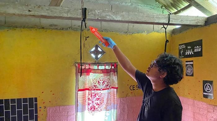 OLAH TKP -- Polres Belitung Timur sedang melakukan olah TKP di rumah kediaman NAB di Kecamatan Gantung, Kabupaten Belitung Timur, Kamis (13/11/2025).