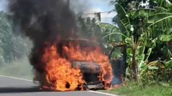 MOBIL BANIK TERBAKAR -- Mobil pengantar uang ATM terbakar, uang tunai miliaran rupiah ludes terbakar Polewali Mandar.