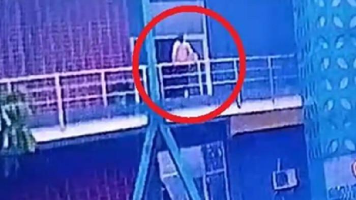 MAHASISWI UNPAK -- Tangkapan layar CCTV saat mahasiswi jatuh dari lantai 3 Universitas Pakuan Kota Bogor