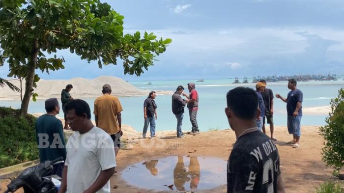 AKSI PROTES - Sejumah nelayan Jelitik Sungailiat saat menyampaikan aksi protes meminta APH menindak aktivitas tambang menjauhi bibir muar Air Kantung, Sungailiat, Jumat (14/11/2025) siang