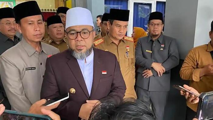 KEPINCUT BOBIBOS -Gubernur Bengkulu, Helmi Hasan saat diwawancarai, di gedung Pola Pemerintah Provinsi Bengkulu, Senin (20/10/2025).
