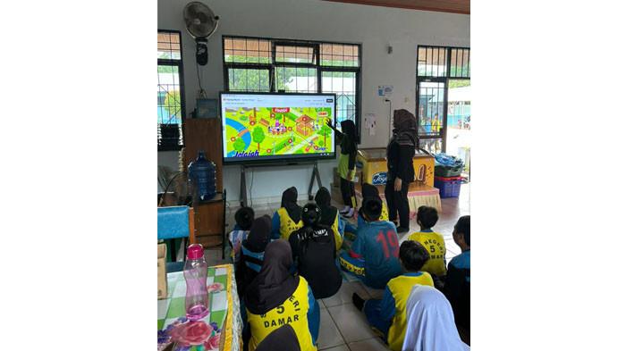 MATERI PID -- Para siswa SD Negeri 5 Damar tampak antusias mengikuti materi di Papan Interaktif Digital (PID) atau Interactive Flat Panel (IFP) bantuan dari Kementerian Pendidikan Dasar dan Menengah (Mendikdasmen) RI.