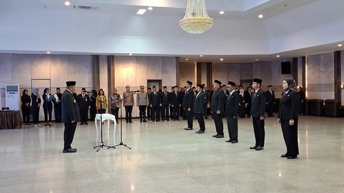 Pelantikan dan pengambilan sumpah jabatan yang digelar di ruang Pasir Padi, Kantor Gubernur Bangka Belitung, Jumat (14/11/2025).