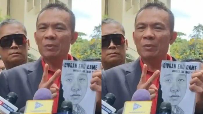 BUKU SOAL GIBRAN - Ahli digital forensik Rismon Hasiholan Sianipar memamerkan buku berjudul 