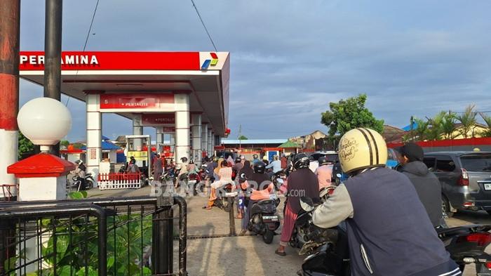 Antrean kendaran roda dua dan empat di SPBU Jalan A Yani Pangkalpinang, Minggu (16/11/2025)