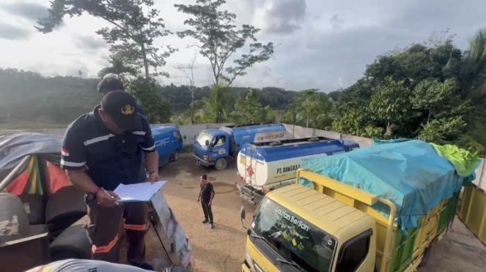 TIMBUN BBM SUBSIDI - Pengungkapan kasus penimbunan BBM subsidi di sebuah gudang di Desa Riding Panjang, Kecamatan Belinyu oleh anggota Ditreskrimsus Polda Babel, Sabtu (15/11/2025) kemarin.