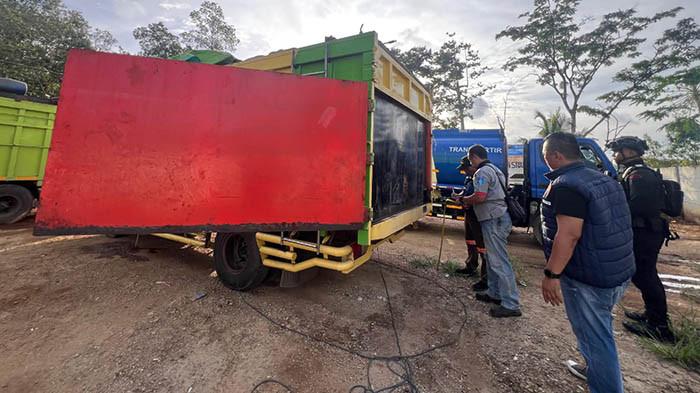 PENIMBUNAN BBM -- Anggota Ditreskrimsus Polda Babel, saat menggrebek dan mengamankan pelaku di salah satu gudang di Dusun Bukit Bangkadir Desa Riding Panjang Kecamatan Belinyu Kabupaten Bangka, Sabtu (15/11/2025).