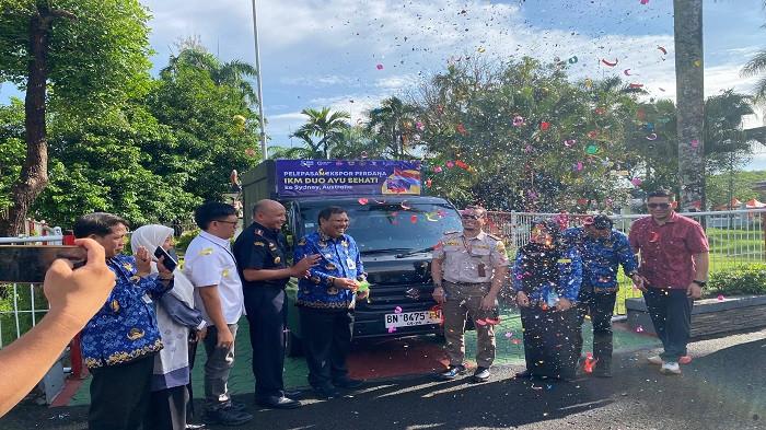 EKSPOR PERDANA -- Wali Kota Pangkalpinang Prof. Udin bersama jajaran Pemkot dan instansi terkait melepas ekspor perdana 200 kilogram olahan pangan laut IKM Duo Ayu Sehati menuju Sydney, Australia, Senin (17/11/2025) di Rumah Dinas Wali Kota Pangkalpinang.