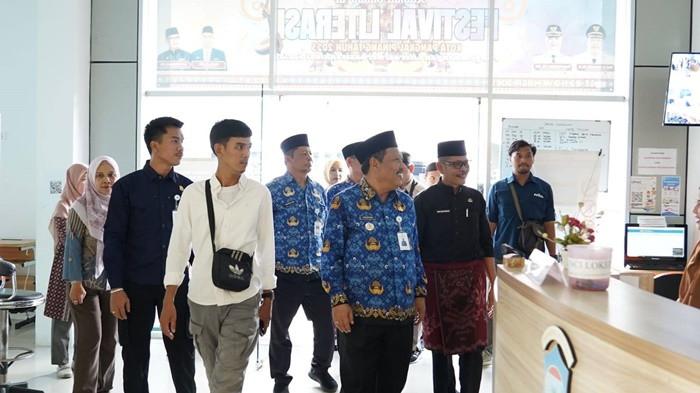 KOLEKSI BUKU -- Bunda Literasi Kota Pangkalpinang Susanti Saparudin meninjau koleksi buku di Perpustakaan Umum Zulkarnain Karim saat pembukaan Festival Literasi 2025, didampingi Wali Kota Pangkalpinang Prof. Saparudin, Senin (17/11/2025).