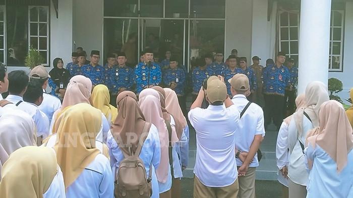 KUMPULKAN HONORER - Ratusan honorer di Kabupaten Bangka dikumpulkan oleh Bupati dan Wakil Bupati Bangka untuk berikan pengarahan, Senin (17/11/2025).