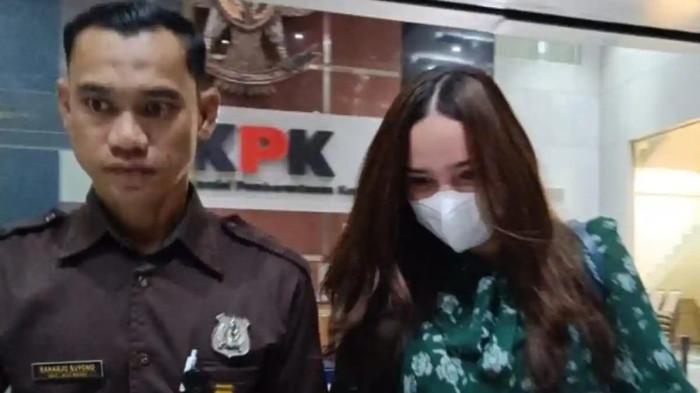 IKUT TERSERET - Melissa B Darban, yang merupakan istri dari Kasat Lantas Polres Batu AKP Kevin Ibrahim, telah menjalani pemeriksaan di Gedung Merah Putih KPK, Jakarta, pada Kamis (13/11/2025). 