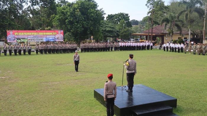 OPERASI ZEBRA - Apel gelar pasukan operasi zebra menumbing 2025 di Halaman Mapolres Bangka, Senin (17/11/2025).