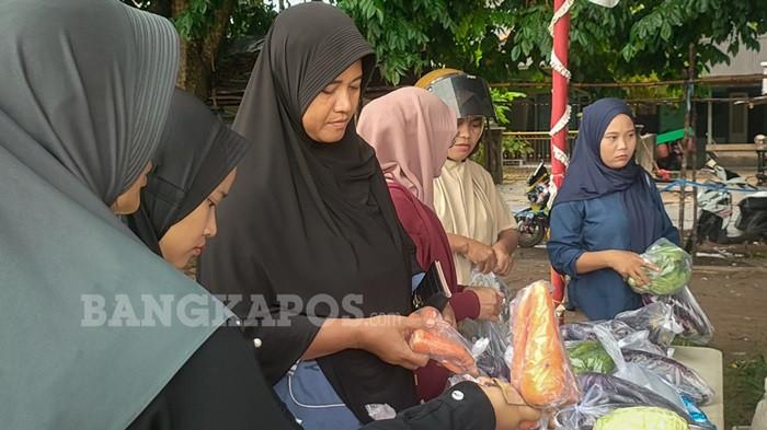 BERBURU BAHAN POKOK -- Sejumlah masyarakat ketika berburu bagan pokok dalam operasi pasar murah di Lapangan Merdeka Toboali, Selasa (18/11/2025). Dalam operasi pasar sejumlah bahan pokok dijual dengan harga lebih murah dibandingkan di pasaran.