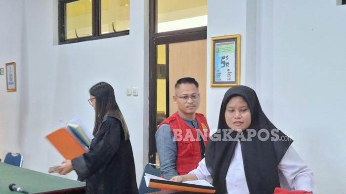 DUGAAN KORUPSI -- Kedua terdakwa Duta Prasetyo dan Lintas Ardati, setelah menjalani sidang diruang sidang Tirta Pengadilan Negeri Pangkalpinang, dengan agenda pembacaan dakwaan dari JPU, Selasa (18/11/2025).