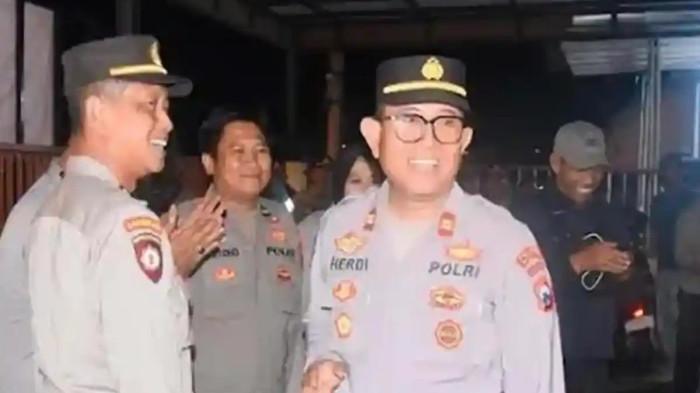 KAPOLSEK DIGERUDUK MASSA- Kapolsek Iptu Suherdi saat baru tiba di Mako Polsek Sempol Ijen usai dibawa ke Desa Kaligedang oleh warga yang tadi menggeruduk ke kantornya. Iptu Suherdi tiba di mako sekitar pukul 21.21 WIB, sejak pertama dibawa pukul 11.00 WIB pada Senin (17/11/2025). 