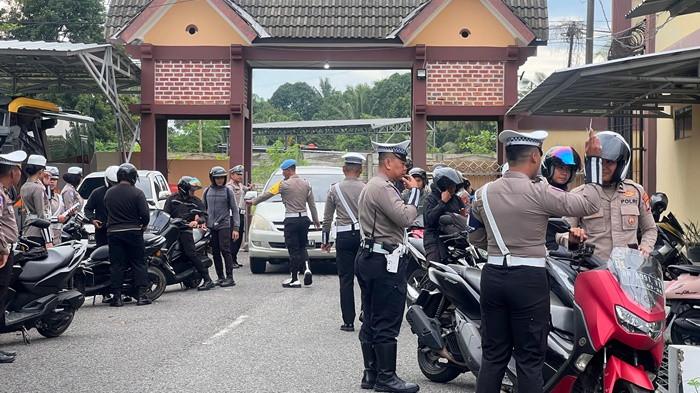 OZM 2025 -- Anggota Ditlantas Polda Babel, berkolaborasi dengan Satgas Banops dari Bid Propam Polda Babel, saat melakukan operasi di pintu masuk bagian samping Mapolda Babel, Selasa (18/11/2025).