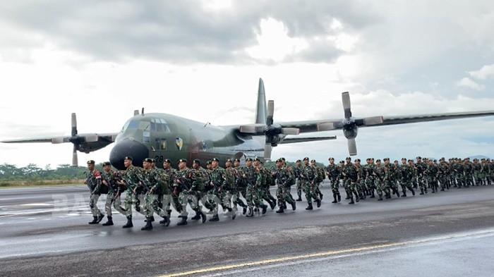 PASUKAN PENERJUN - Kedatangan pasukan penerjun payung dari TNI AD di Bandara Depati Amir Pangkalpinang, Selasa (18/11/2025) sore.
