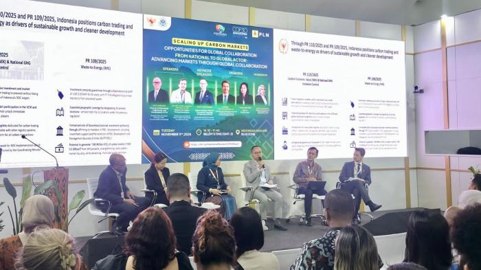 Suasana diskusi panel bertajuk “Scaling Up Carbon Markets” pada Selasa, (11/11) di COP30 Belém, Brasil. Diskusi panel ini dihadiri oleh Wakil Ketua MPR, Eddy Soeparno (ketiga dari kanan), Direktur Tata Kelola Harga Karbon, Kementerian LHK, Ignatius Wahyu Marjaka (kedua dari kanan), Acting Head of the Climate Section, Kementerian Iklim dan Lingkungan Norwegia, Erling Motzfeldt Kravik (kanan), Direktur TNK PLN, Evy Haryadi (kiri), CEO Gold Standard, Margaret Kim (kedua dari kiri), dan EVP Transisi Energi dan Keberlanjutan PLN, Kamia Handayani (ketiga dari kiri).
