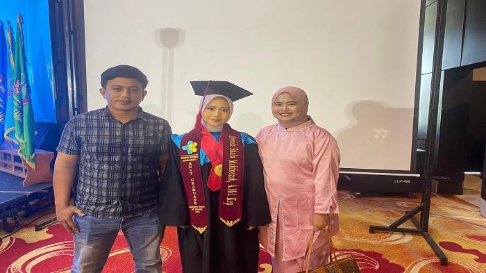 LULUSAN TERBAIK -- Annida Shafa Mahfudzah, lulusan terbaik Poltekkes Kemenkes Pangkalpinang Tahun 2025 dari Prodi Keperawatan Belitung, berpose bersama keluarga usai prosesi wisuda di Ballroom Soll Marina Hotel, Rabu (19/11/2025).
