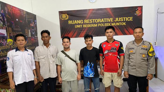 MEDIASI -- Polisi telah melakukan pemeriksaan, mediasi dan klarifikasi terkait video viral tentang isu penculikan anak yang terjadi di jalan Raya Pangkalpinang-Mentok tepatnya di Simpang Pemda Pal 4 Daya Baru, Mentok, Senin (17/11/2025) pukul 11.00 WIB, mediasi dilakukan di Polsek Mentok, Rabu (19/11/2025)