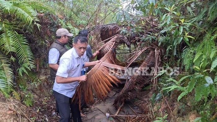 PEMBONGKARAN -- Petugas BNN Provinsi, Kota Kades dan perangkat lainnya, saat melakukan pembongkaran yang menjadi lokasi transaksi ataupun pengguna narkoba di Desa Tanjung Gunung, Rabu (19/11/2025).