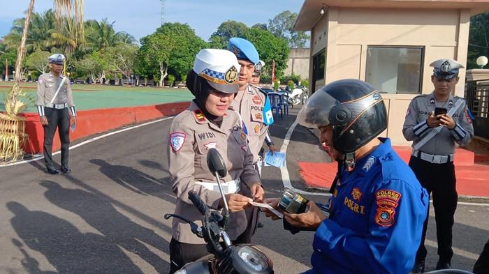 RAZIA ANGGOTA -- Kepala Satuan Lalu Lintas Polres Bangka Selatan, Iptu Widi Tupilia ketika memeriksa administrasi kelengkapan berkendara anggota di pintu gerbang Polres setempat, Rabu (19/11/2025). Kegiatan tersebut merupakan kegiatan pemeriksaan ketertiban dan disiplin (Gaktiblin) terhadap personel polisi. 