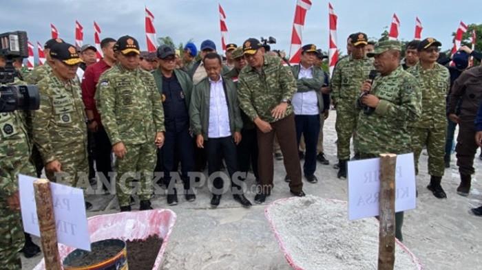 TINJAU TAMBANG ILEGAL - Sejumlah Menteri Kabinet Merah Putih dan Panglima TNI hingga Jaksa Agung saat meninjau lokasi tambang ilegal di kawasan hutan di Dusun Nadi, Lubuk Besar, Bangka Tengah, Rabu (19/11/2025)
