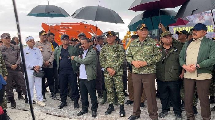 TINJAU TAMBANG TIMAH -- Menteri ESDM Bahlil Lahadalia saat ikut dalam rombongan peninjauan tambang timah ilegal di kawasan hutan, Kecamatan Lubuk Besar, Kabupaten Bangka Tengah, Rabu (19/11/2025).