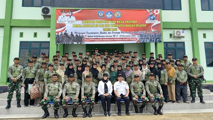 FOTO BERSAMA -- Wakil Bupati Bangka Selatan, Debby Vita Dewi ketika berfoto bersama dengan para peserta retret di Kodim 0432/Bangka Selatan, Kamis (20/11/2025). Total terdapat 134 orang kepala sekolah jenjang SD dan SMP negeri maupun swasta mengikuti retret.