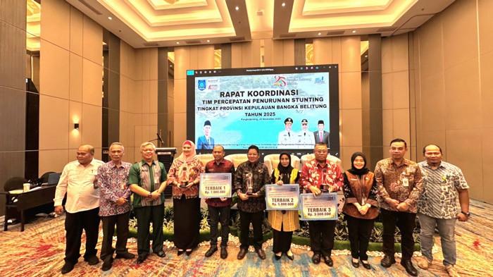 FOTO BERSAMA -- Wakil Bupati Bangka Selatan, Debby Vita Dewi ketika berfoto bersama usai menerima penghargaan di Aston Emidary Bangka Hotel & Conference Center, Kamis (20/11/2025). Pemkab Bangka Selatan mendapatkan dua penghargaan langsung dari Pemerintah Provinsi Kepulauan Bangka Belitung.