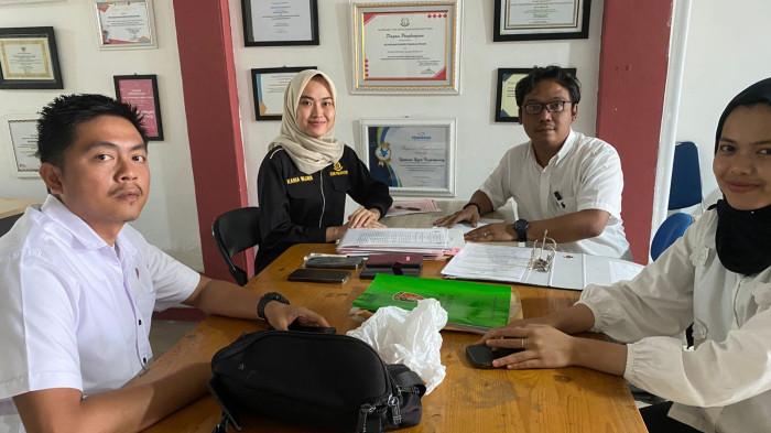 PELIMPAHAN BERKAS -- Kejari Pangkalpinang saat memeriksa berkas perkara, pengecekan barang bukti dari penyidik Ditreskrimsus Polda Babel dengan tersangka dr. Ratna Setia Asih, Kamis (20/11/2025)