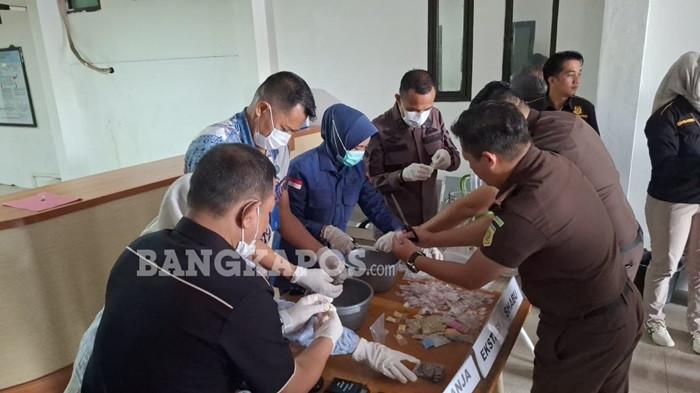 PEMUSNAHAN -- Kajari Pangkalpinang, Kepala BNN, Dinas Kesehatan dan pegawai Kejari Pangkalpinang, saat memusnahkan barang bukti, Kamis (20/11/2025).