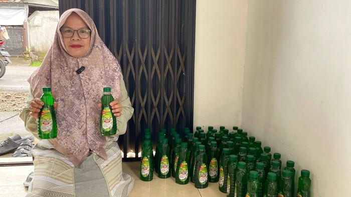 PRODUK SABUN CUCI -- : Roteny memperlihatkan deretan produk sabun cuci piring Bunda Fresh yang diolah dari daun sirih hasil panen KWT Pandan Wangi, Jumat (20/11/2025).