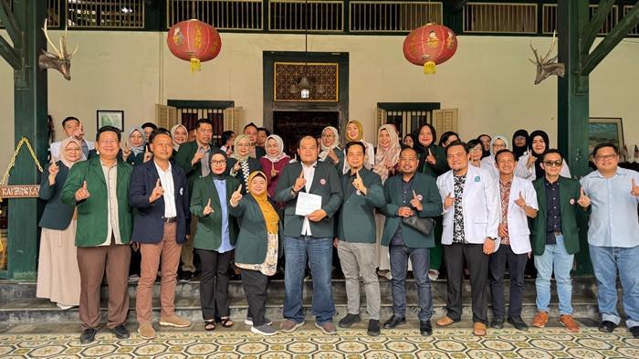 DUKUNG DOKTER RATNA - Puluhan dokter yang tergabung dalam Ikatan Dokter Indonesia (IDI) di Provinsi Kepulauan Bangka Belitung berfoto bersama usai pembacaan pernyataan sikap dukungan terhadap Dokter Ratna Setia Asih. Pernyataan dukungan ini disampaikan bersama di Laterase Café, Swiss-Belhotel Pangkalpinang, Provinsi Kepulauan Bangka Belitung, Jumat (21/11/2025).