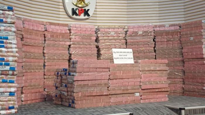 UANG RAMPASAN - Komisi Pemberantasan Korupsi (KPK) memamerkan uang hasil rampasan senilai Rp 300 miliar terkait kasus investasi fiktif PT Taspen (Persero) dari tersangka Ekiawan Heri Primaryanto pada Kamis (20/11/2025).