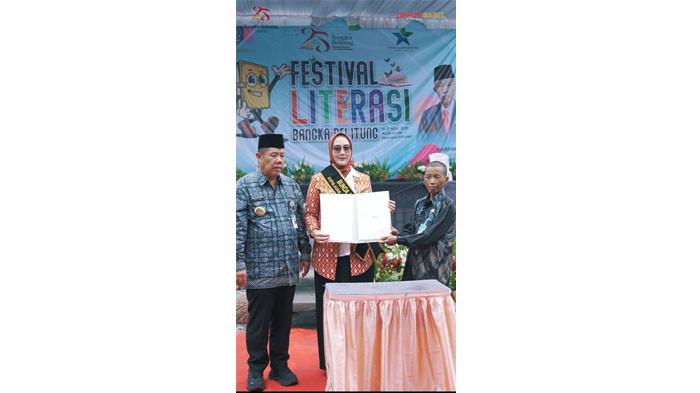FESTIVAL LITERASI -- Dinas Kearsipan dan Perpustakaan Provinsi Kep. Bangka Belitung saat menggelar kegiatan Festival Literasi dalam rangka peringatan jadi Ke-25 Provinsi Babel sekaligus pengukuhan Noni Hidayat Arsani sebagai Bunda Literasi Babel, berlangsung di Alun-Alun Taman Merdeka, Kota Pangkalpinang, Kegiatan berlangsung selama 3 hari (19 s.d 21/11/2025).