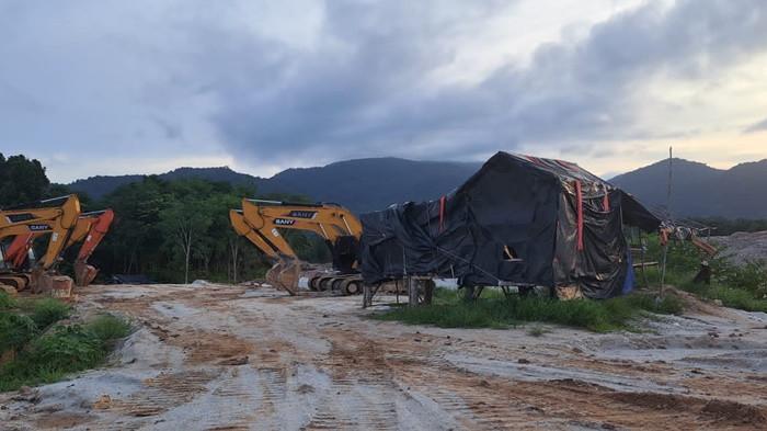 SATGAS PKH -- Alat berat jenis ekskavator yang diamankan Satgas PKH, di sebuah tambang timah ilegal Desa Perlang, Kecamatan Lubuk Besar Bateng,