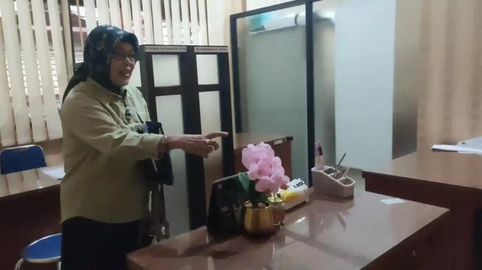 MEJA KERJA LEVI - Meja kerja dosen Untag Semarang Dwinanda Linchia Levi di Kampus Untag, Kota Semarang, Jumat (21/11/2025). Levi meninggal dunia saat satu kamar bersama polisi bernama AKBP Basuki.