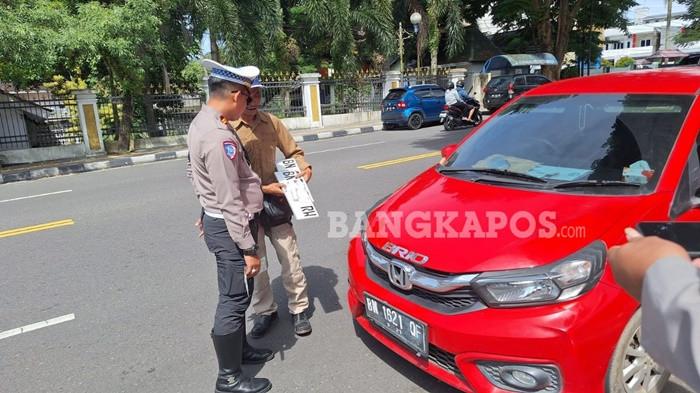 OZM 2025 -- Anggota Ditlanta Polda Babel, saat melaksanakan OZM 2025 di depan tugu titik Nol Pangkalpinang, Senin (24/11/2025).