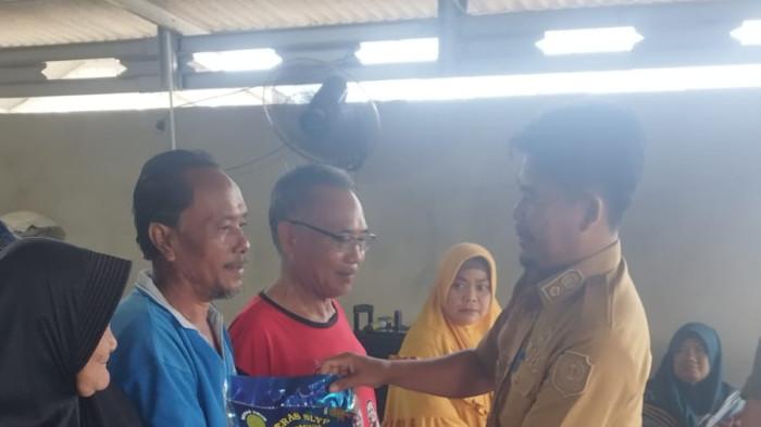 Kegiatan penyaluran material bangunan dan bantuan 6 ton beras CV Tri Mitra Resources
di Desa Bukit Layang