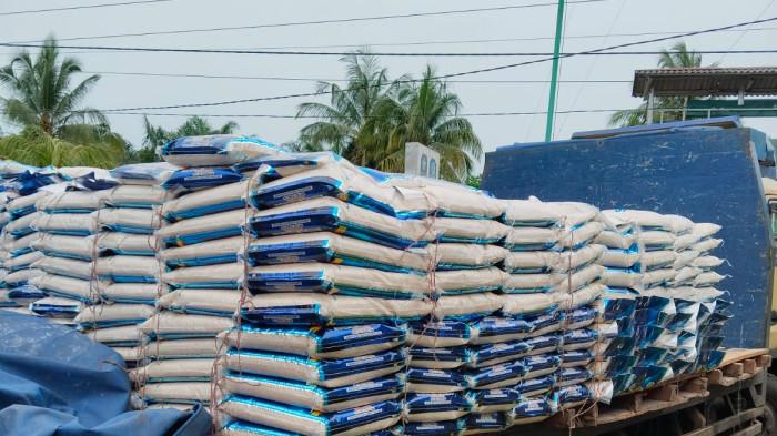 Kegiatan penyaluran material bangunan dan bantuan 6 ton beras CV Tri Mitra Resources
di Desa Bukit Layang