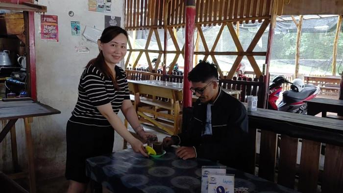 20251127 Suasana Warung Kopi Aput di Manggar