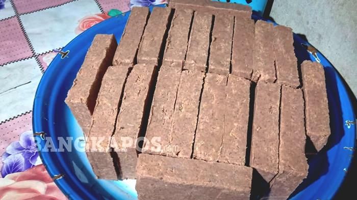 TERASI KHAS TOBOALI -- Terasi olahan Rusyaden (63) seorang pengrajin terasi tradisional khas Toboali ketika melakukan pengolahan terasi di rumahnya, Kamis (27/11/2025). isu temuan terasi yang diduga mengandung pewarna tekstil di pasar tradisional membuat pengrajin terasi tradisional di Kota Toboali kian resah.