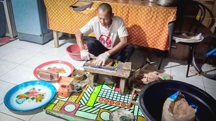 TERASI KHAS TOBOALI -- Terasi olahan Rusyaden (63) seorang pengrajin terasi tradisional khas Toboali ketika melakukan pengolahan terasi di rumahnya, Kamis (27/11/2025). isu temuan terasi yang diduga mengandung pewarna tekstil di pasar tradisional membuat pengrajin terasi tradisional di Kota Toboali kian resah.