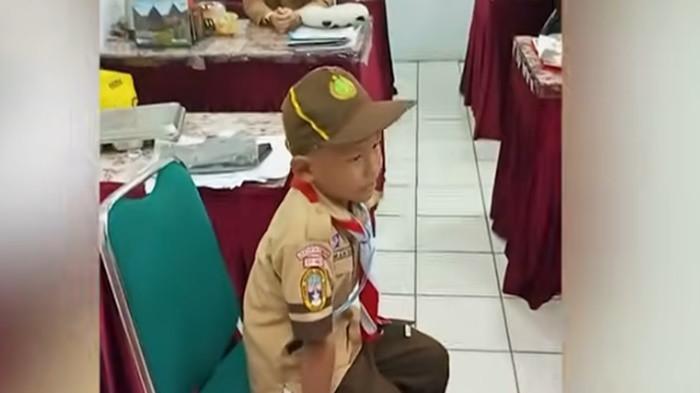 SISWA SD VIRAL- Tangkap layar Hafithar Hasan (8), siswa kelas 1 SDN Klender 04, Jakarta Timur, yang setiap hari harus menempuh jarak sekitar 70 kilometer sendirian menggunakan Kereta Rel Listrik (KRL) dari Tangerang untuk bersekolah, membuat Wali Kota Jakarta Timur, Munjirin terharu.